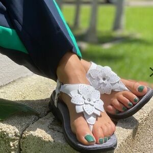 Black Therafit Capri Women's Adjustable Leather Sandal Flower Top 8.5-9